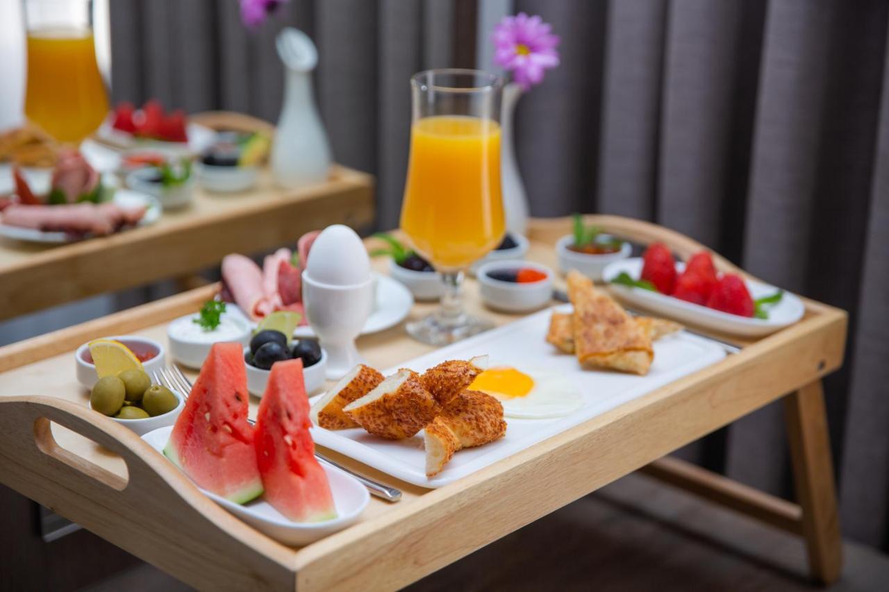 באקו Alba Hotel & Spa מראה חיצוני תמונה A breakfast tray